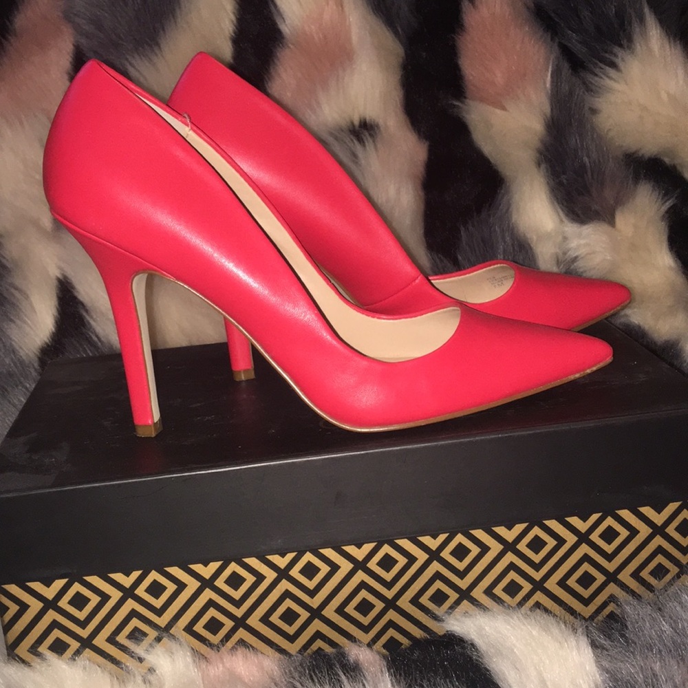 Charles David Sweetness Leather Pointed Toe Pump